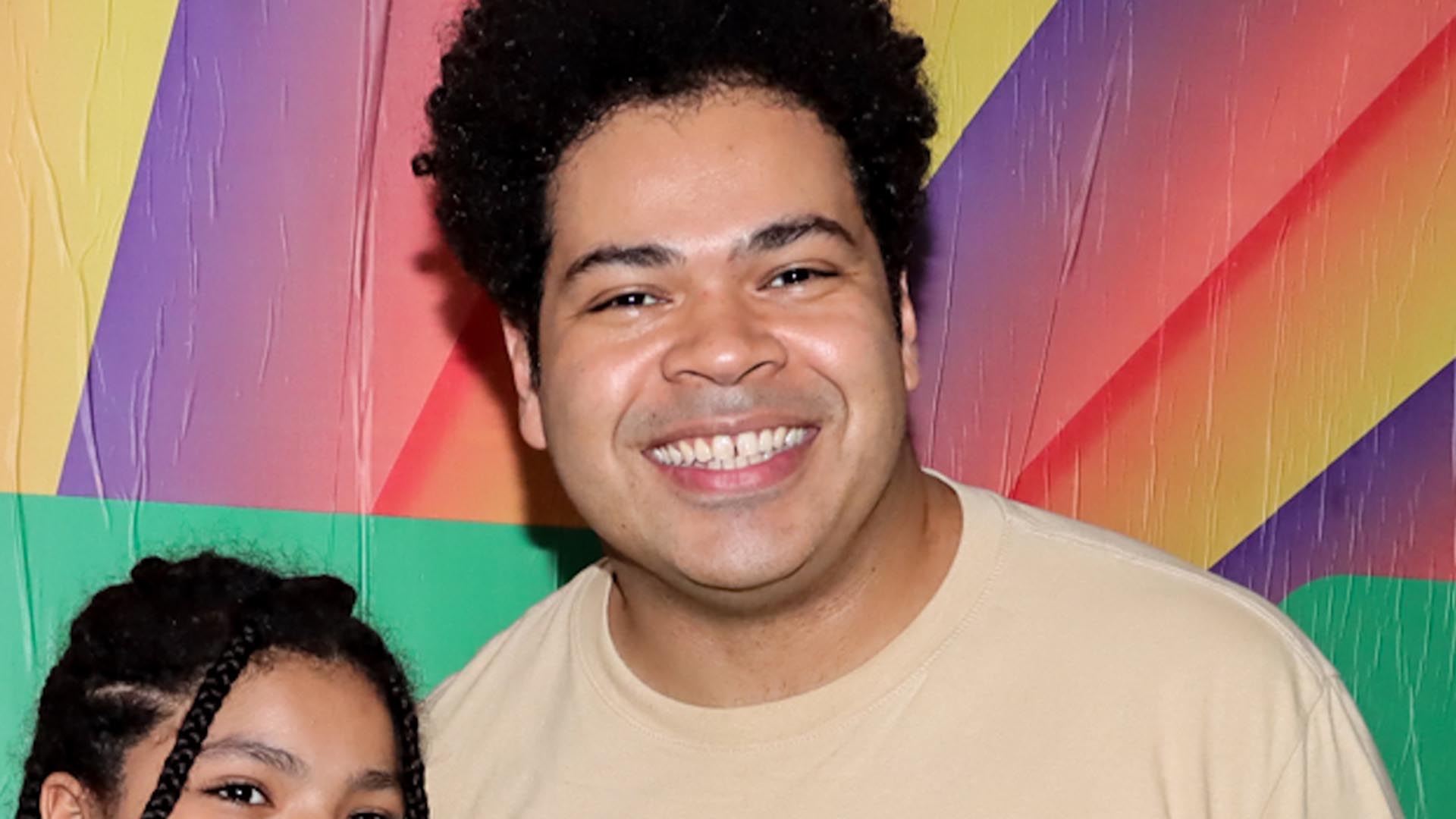 Robson Nunes faz rara aparição com a filha em evento