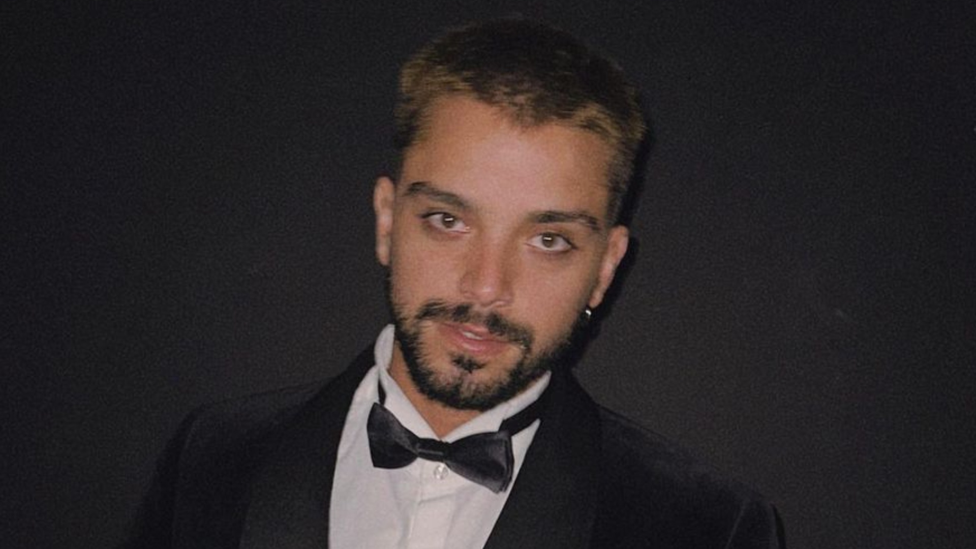 Rodrigo Simas revela que sofreu cobrança para se assumir: ”Tive muitas crises”