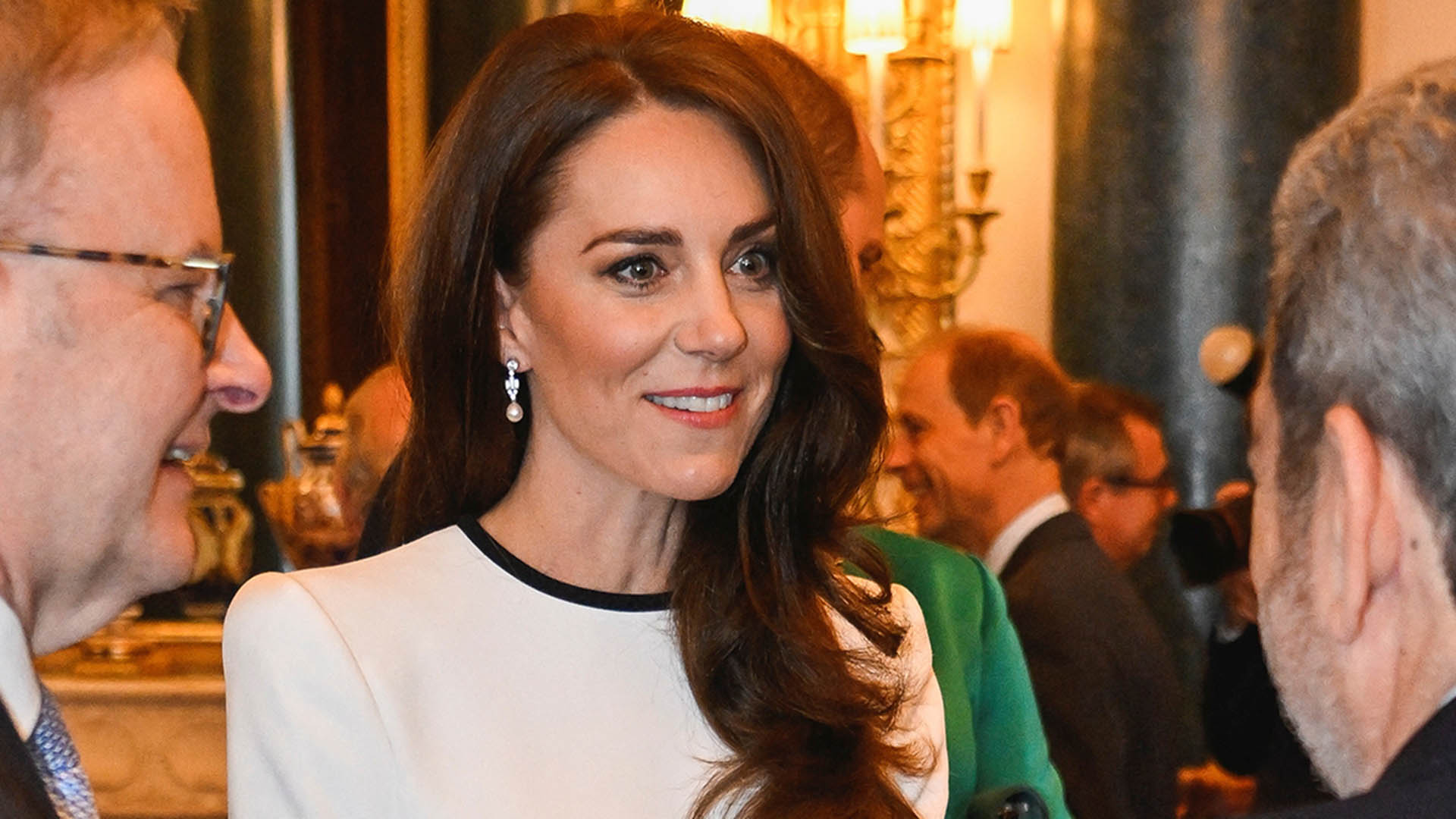 Kate Middleton usa sapatos favoritos de Meghan Markle em evento