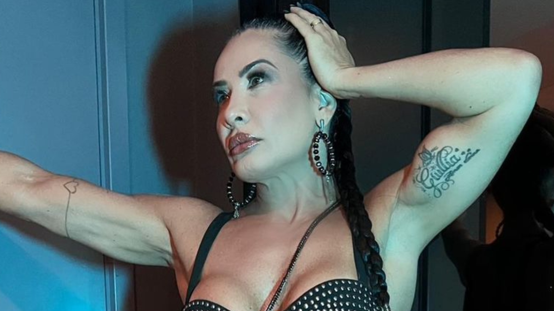 De calça baixa, Scheila Carvalho ostenta tanquinho e choca: ”Parecendo Gracyanne”