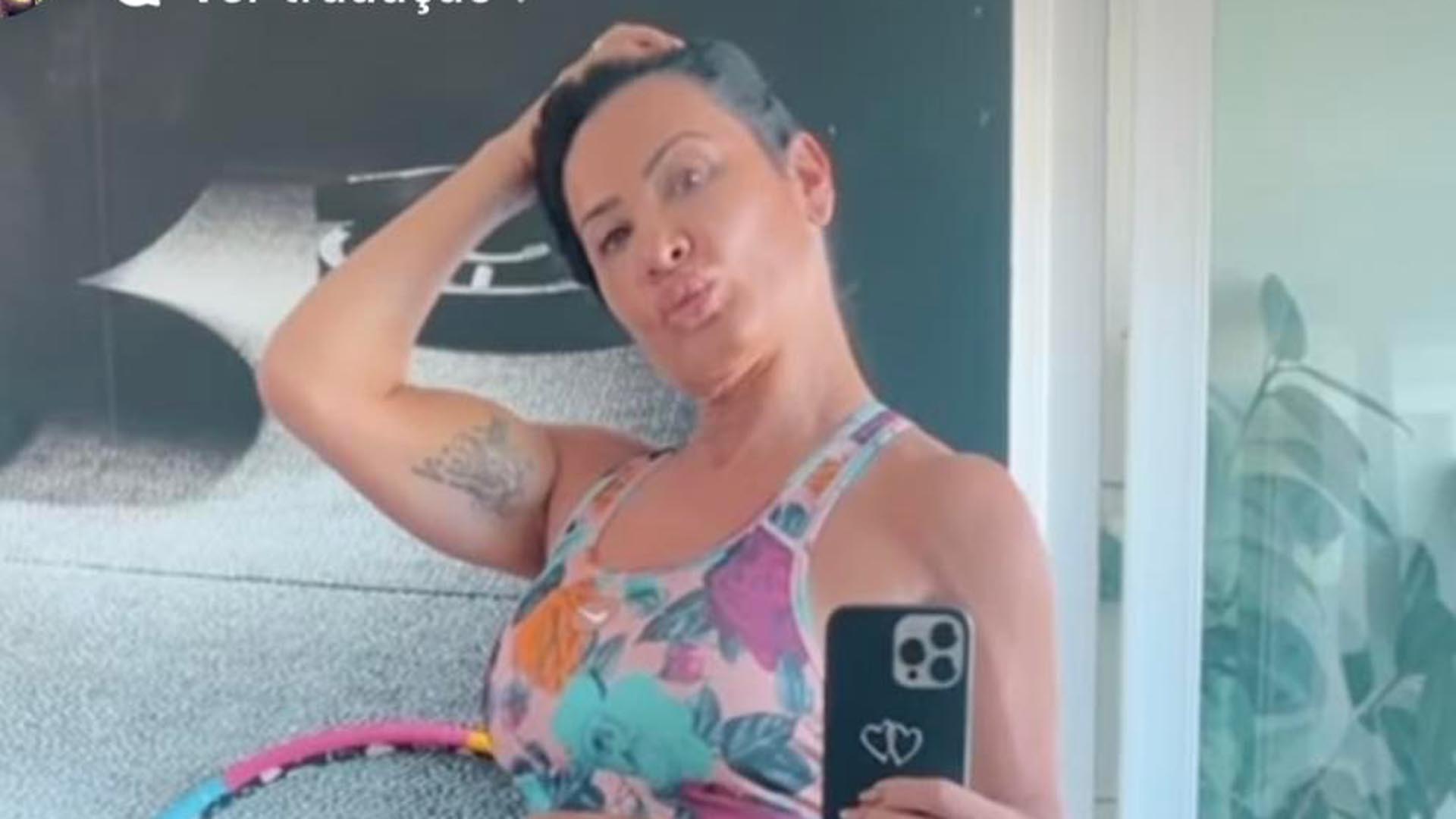 Scheila Carvalho exibe a barriga reta em dia de treino