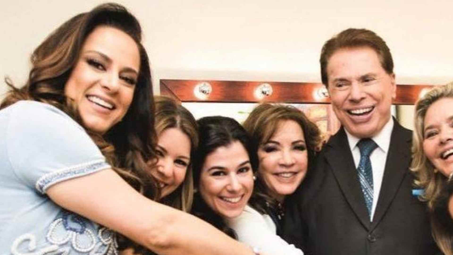 No Dia Internacional da Família, Silvia Abravanel divide clique raro ao lado de Silvio Santos e das irmãs