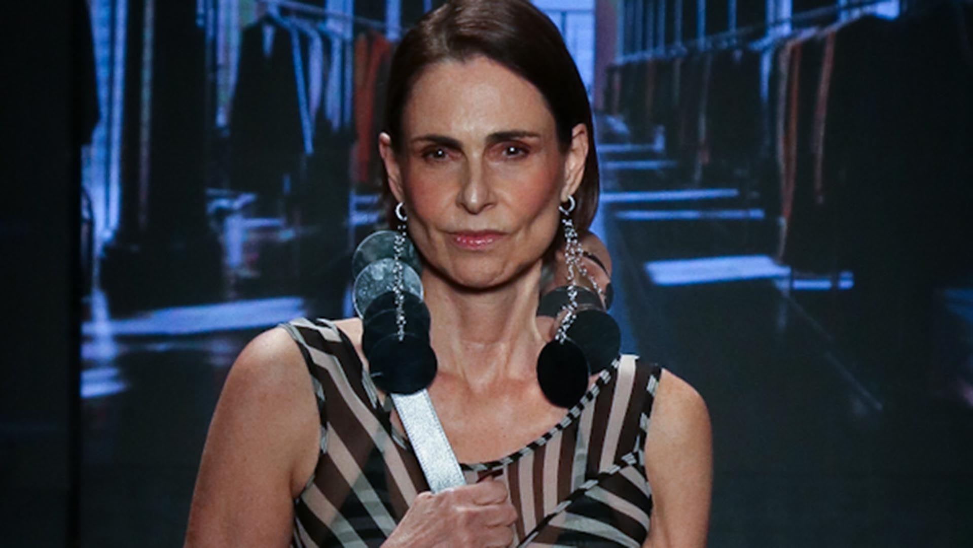 Estrela de O Rei do Gado, Silvia Pfeifer usa look com transparência em desfile de moda