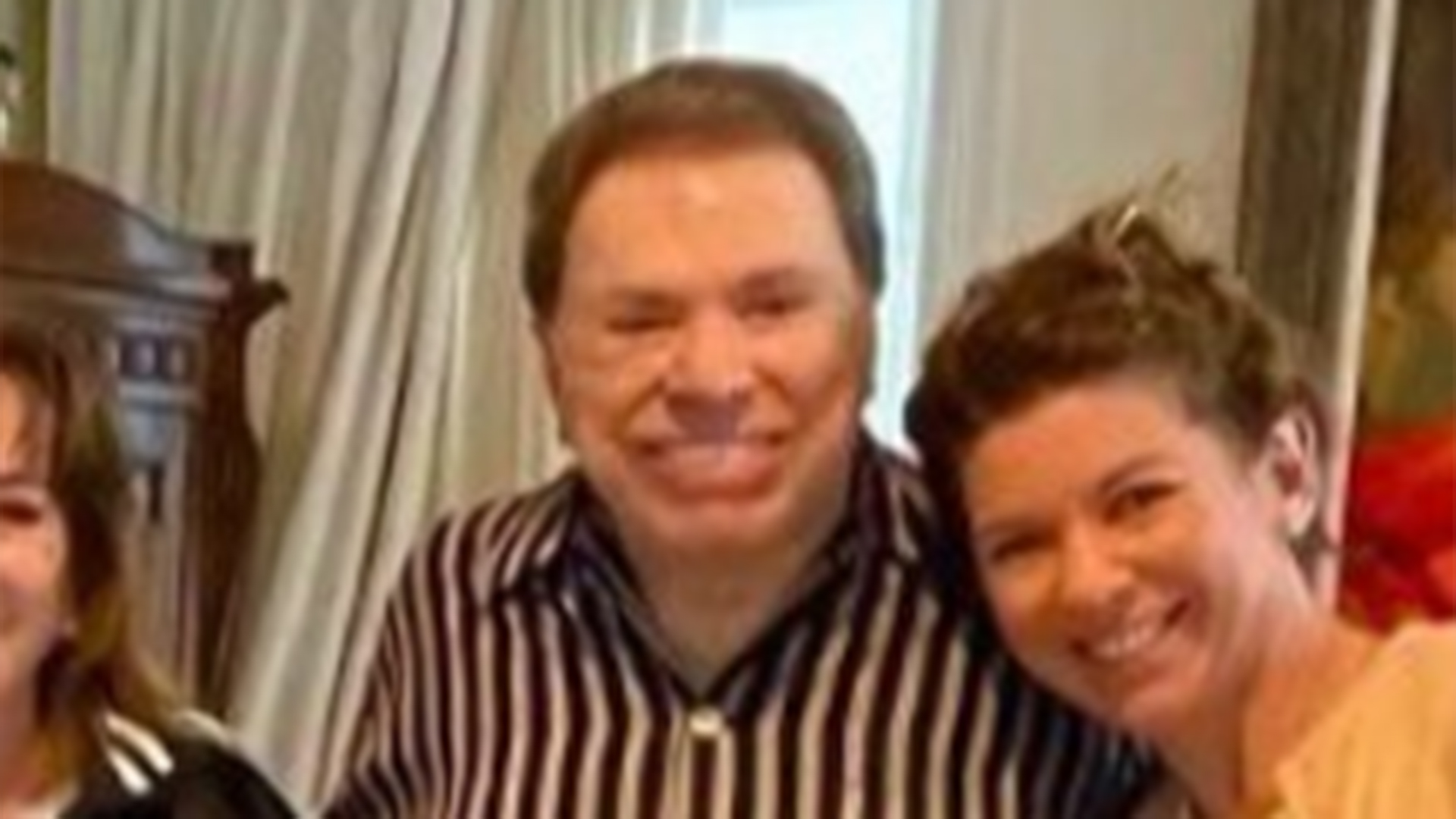 Silvio Santos surge de pijama em foto com sua família e amigos