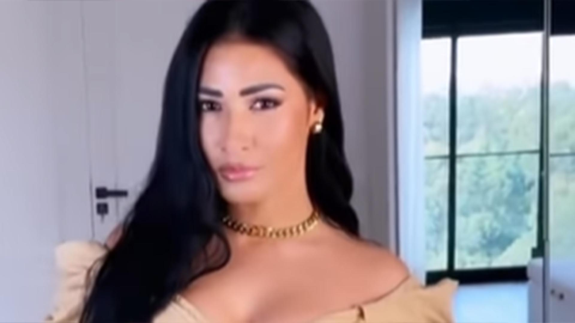 Simaria aposta em look decotado e com fenda para sensualizar nas redes sociais