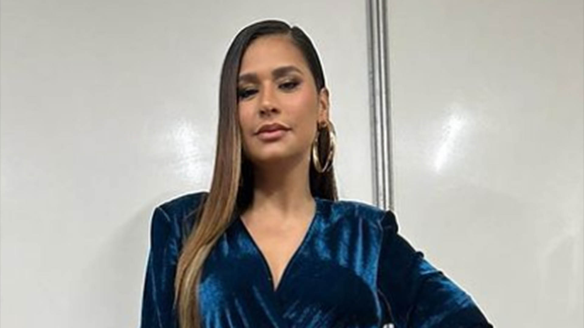 Poderosa! Simone destaca suas curvas ao usar macacão justo em show