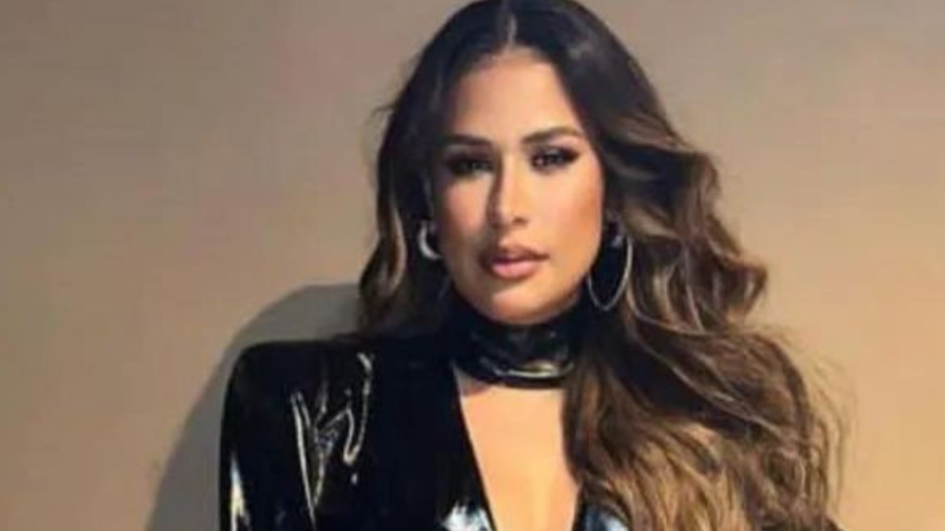 Com decote quase até o umbigo, Simone Mendes surge poderosa para festa luxuosa: ‘Linda’
