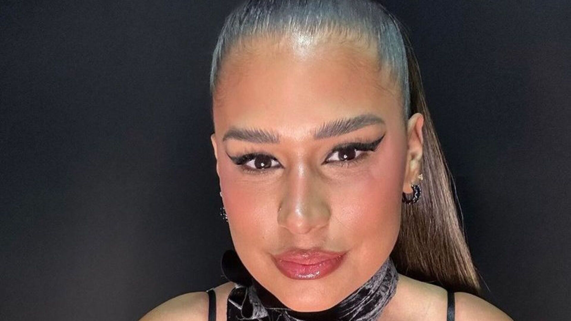 Simone Mendes esbanja beleza e boa forma ao posar com vestido justinho e decotado