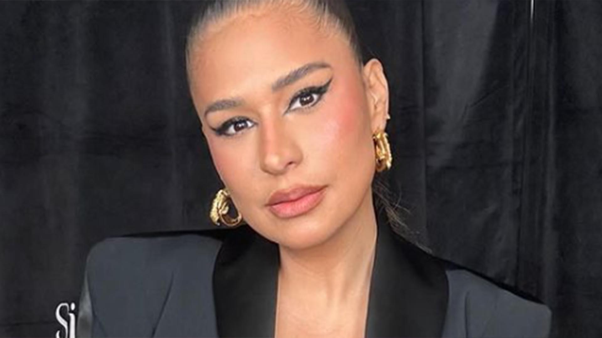 Simone exibe o sutiã de renda ao usar blazer sem blusa e esbanja sensualidade