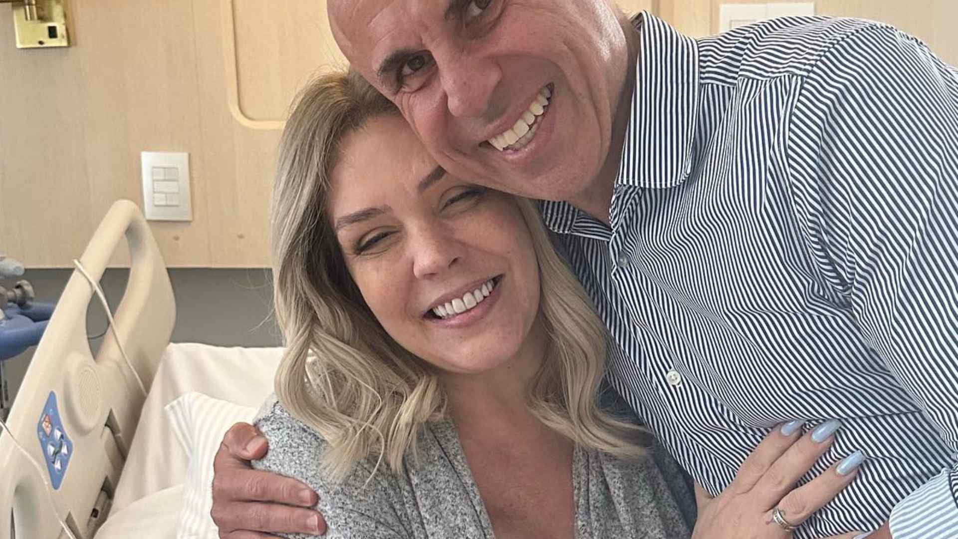 No hospital, Simony posa com médico e agradece apoio no tratamento contra o câncer: “Faz diferença”