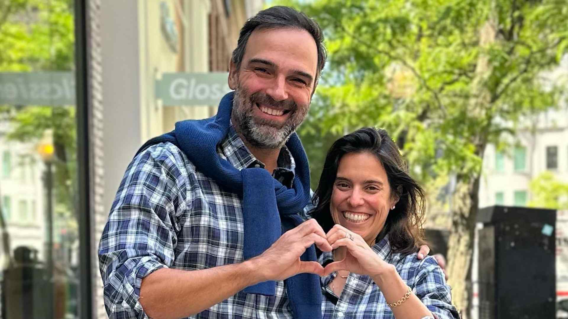 Tadeu Schmidt celebra 25 anos de casado com Ana Cristina: “Sempre juntos”