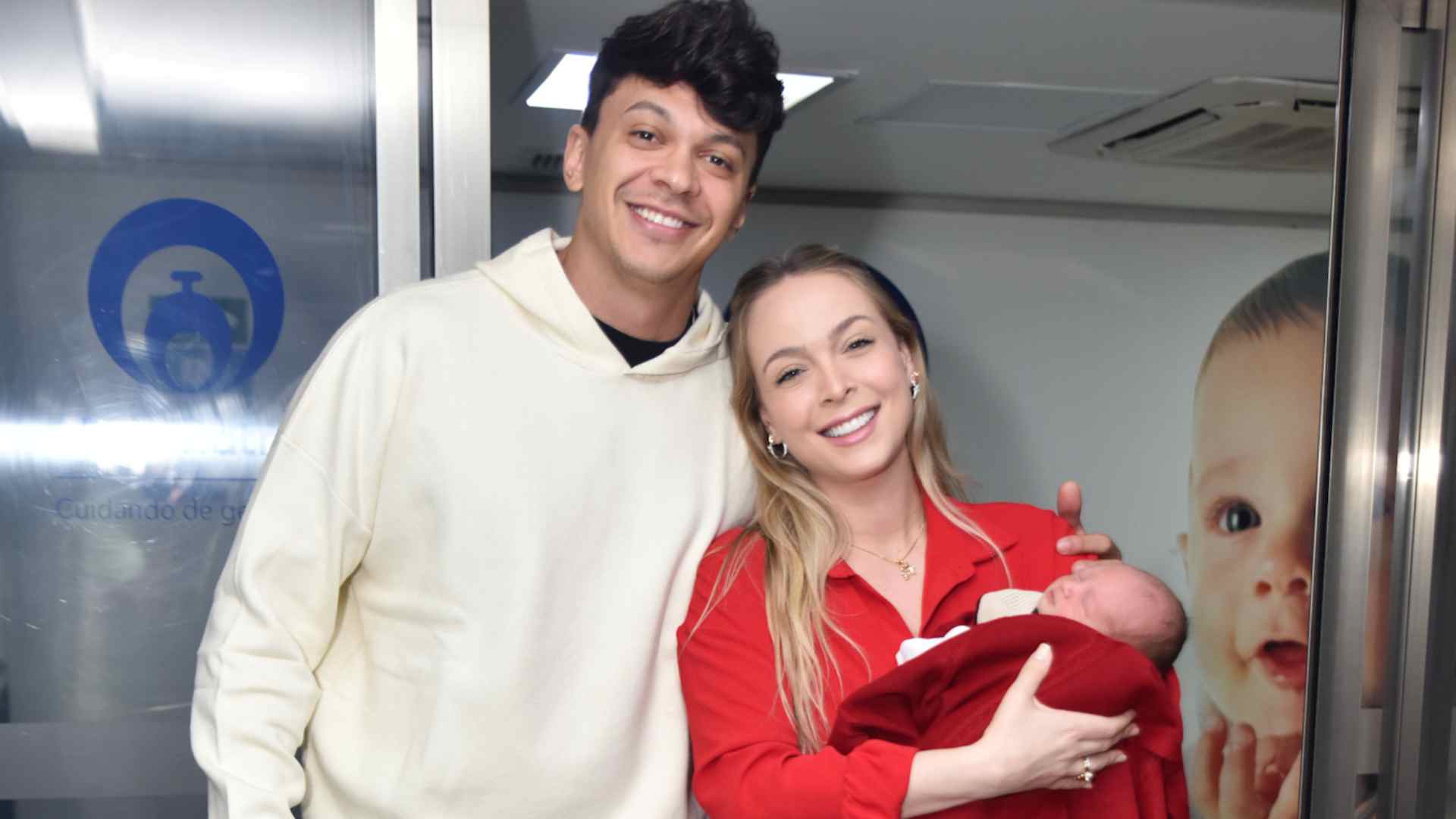 Tata Estaniecki e Júlio Cocielo deixam a maternidade com o filho caçula