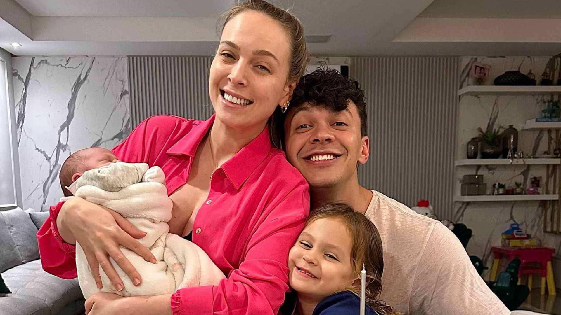 Com foto em família, Tata Estaniecki presta comovente homenagem no aniversário de Júlio Cocielo: “Você é incrível”