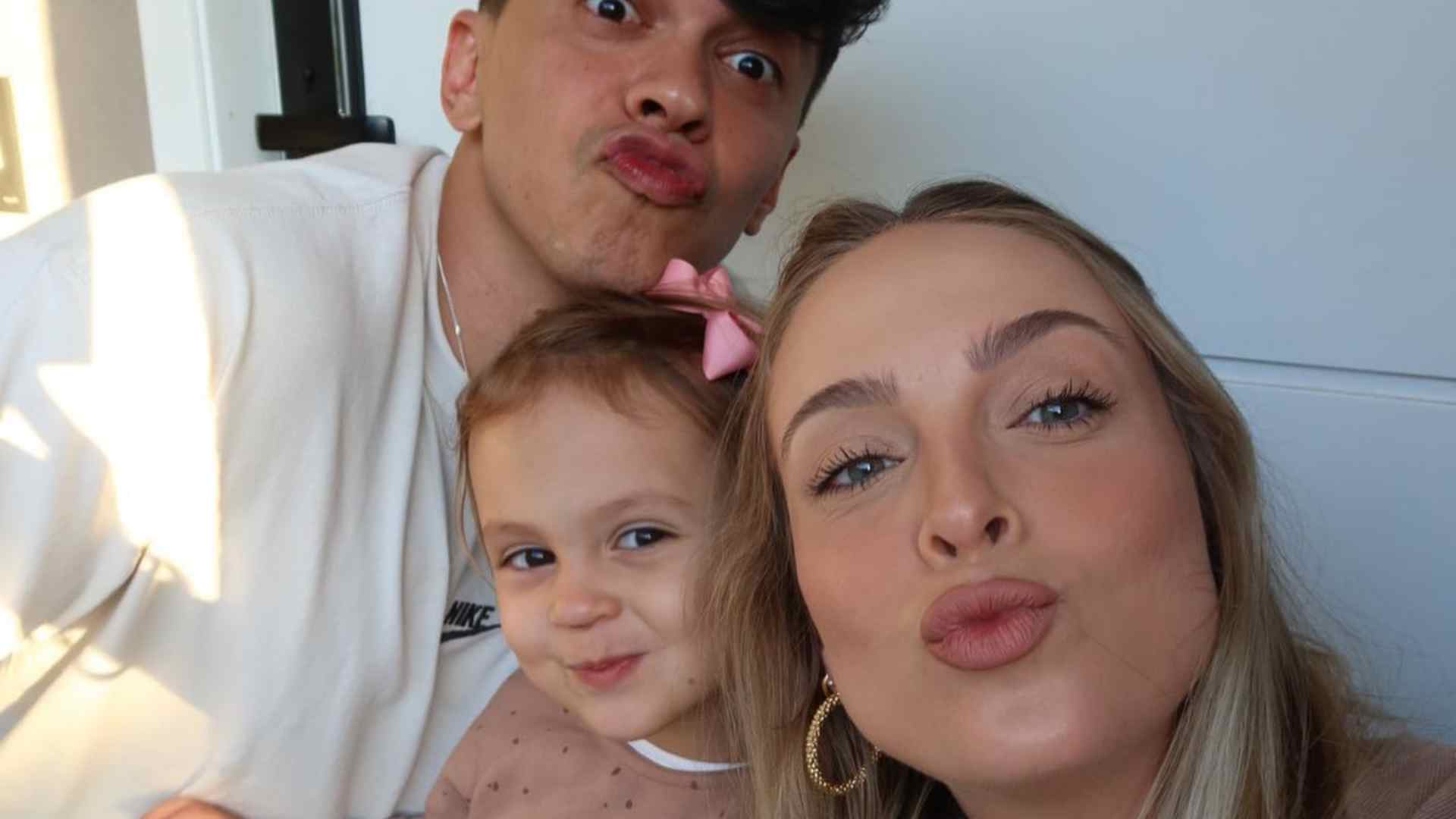 Na reta final da gravidez, Tata Estaniecki surge em cliques divertidos ao lado da família: “Lindos”