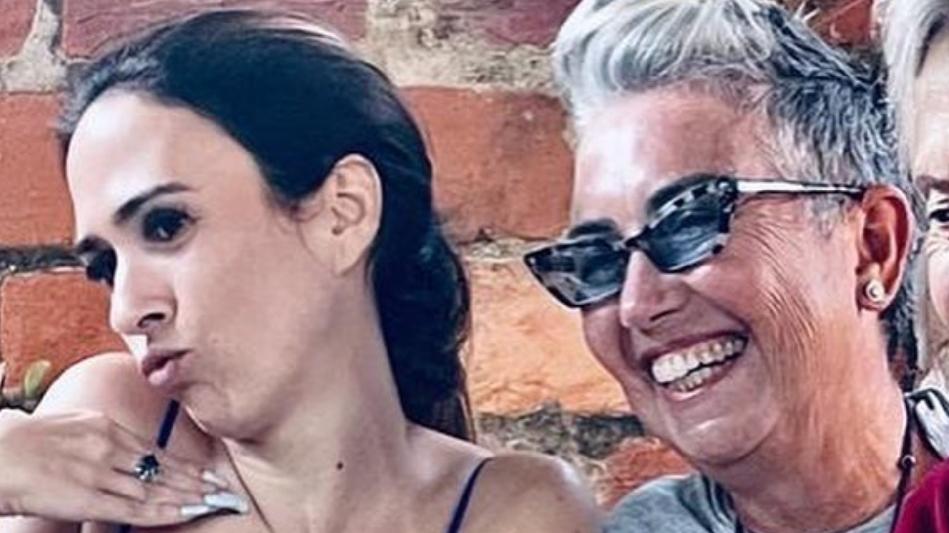 Tata Werneck celebra aniversário da mãe no Dia das Mães e brinca: ”Me economizando”