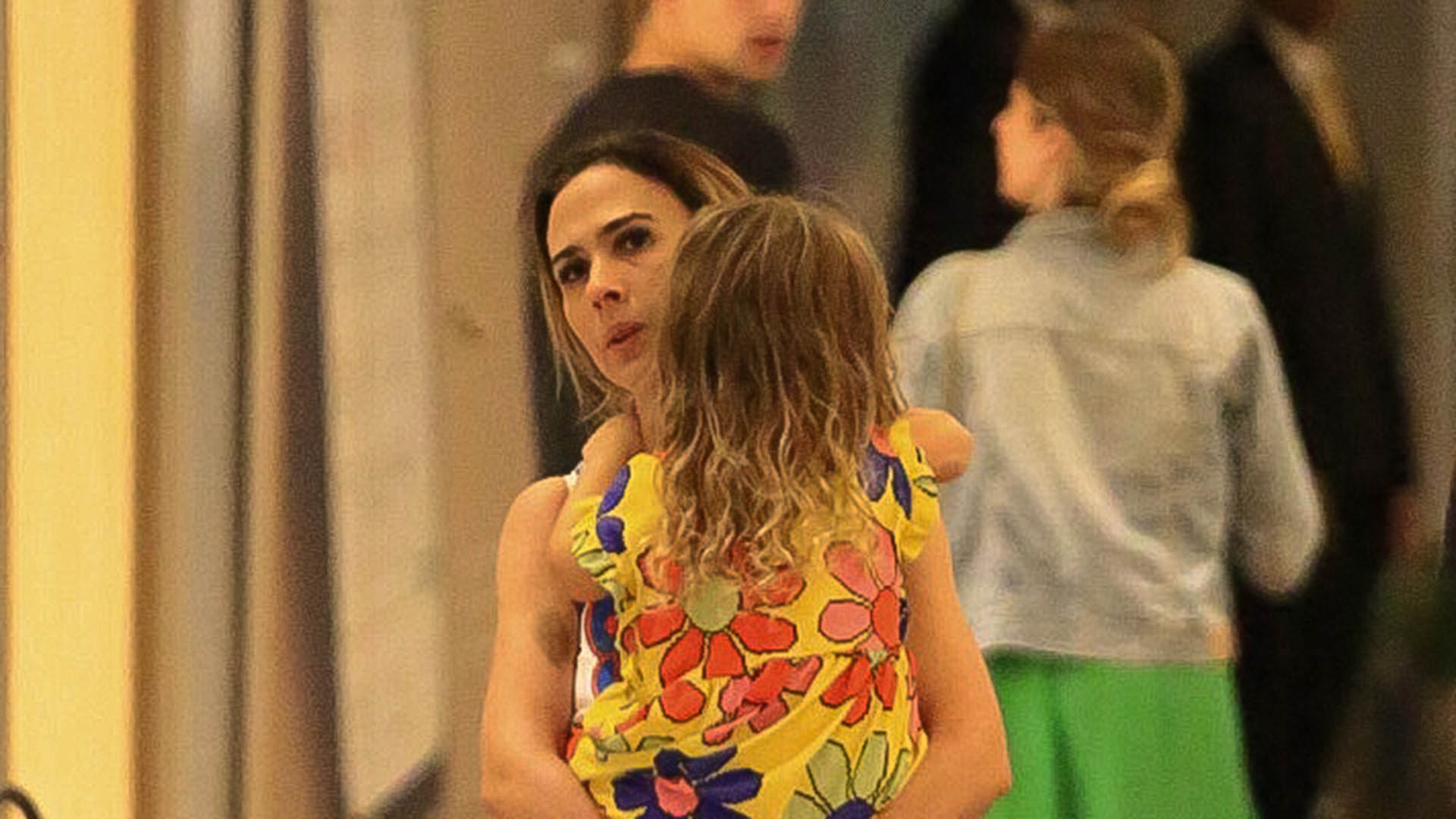 Tata Werneck curte passeio com a filha, Clara Maria, no shopping