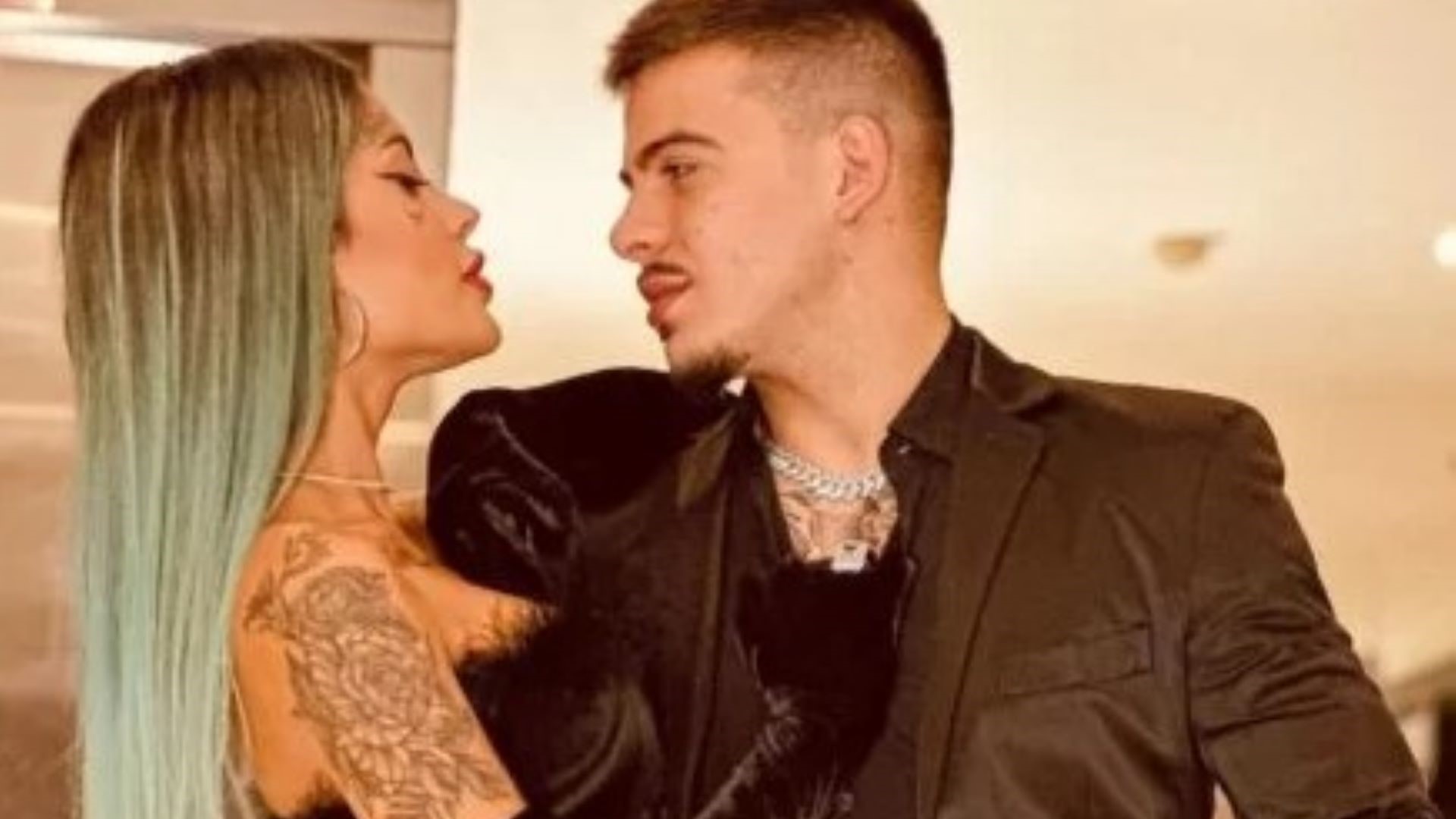 Tati Zaqui desabafa após anunciar fim de namoro com o ator Thomaz Costa