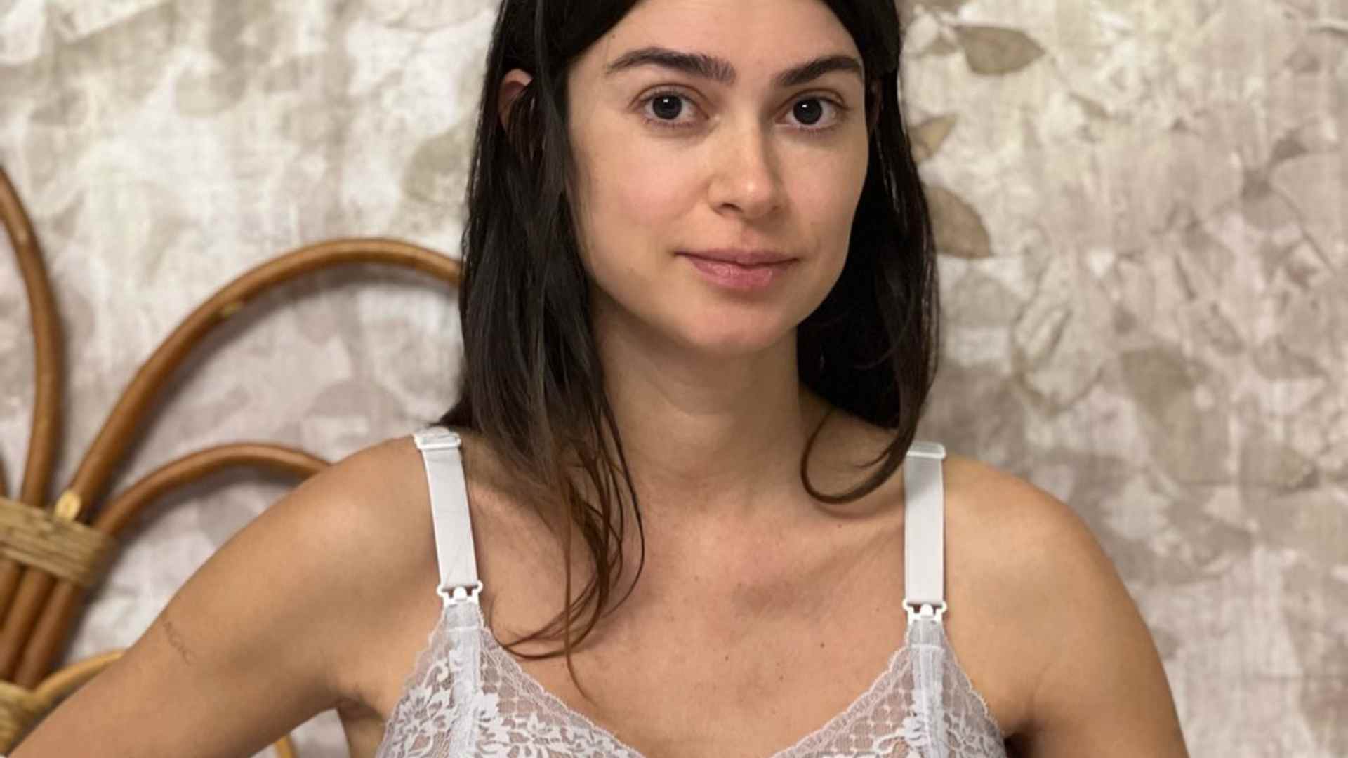 Após expor dificuldade, Thaila Ayala surge amamentando a filha recém-nascida, Tereza
