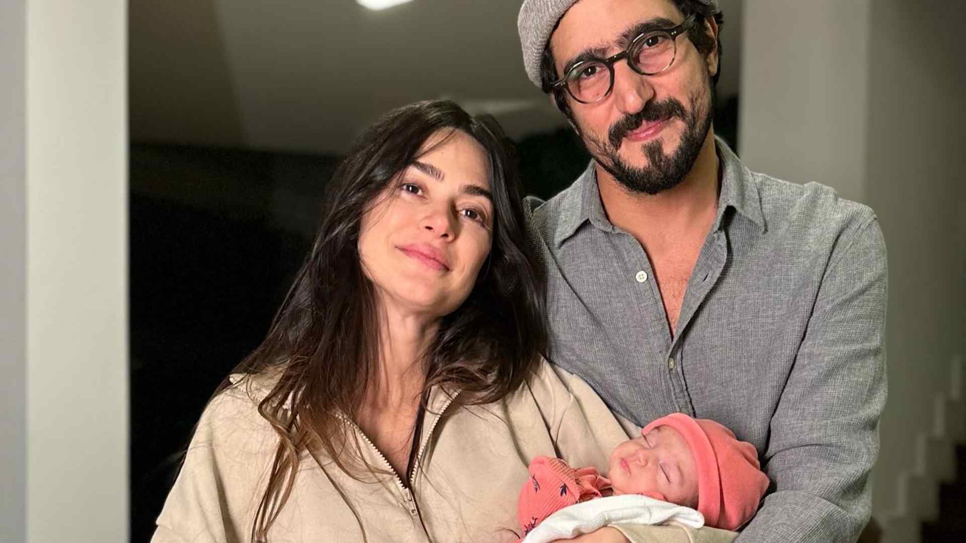 Com bolo caseiro, Thaila Ayala e Renato Góes celebram o primeiro mês de vida da filha: “Amor”