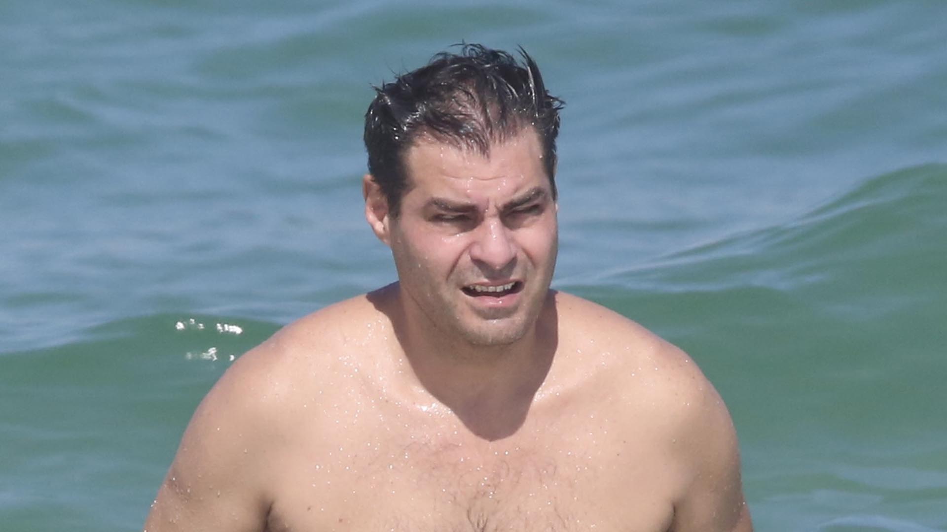 Sem camisa, Thiago Lacerda atrai os olhares ao dar mergulho no mar carioca