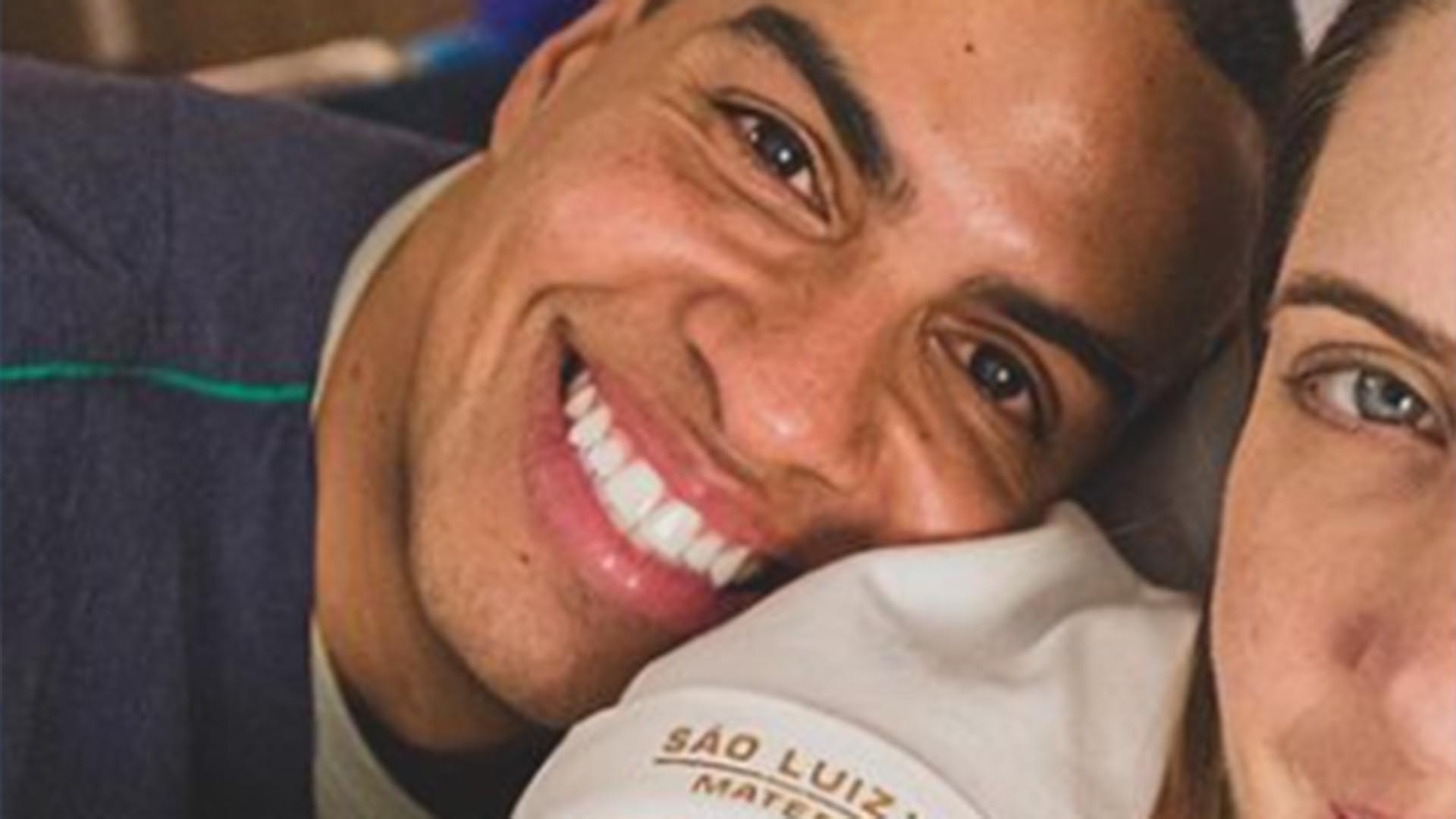 Thiago Oliveira exibe o rosto da filha, Ella, pela primeira vez: ‘Tão linda’