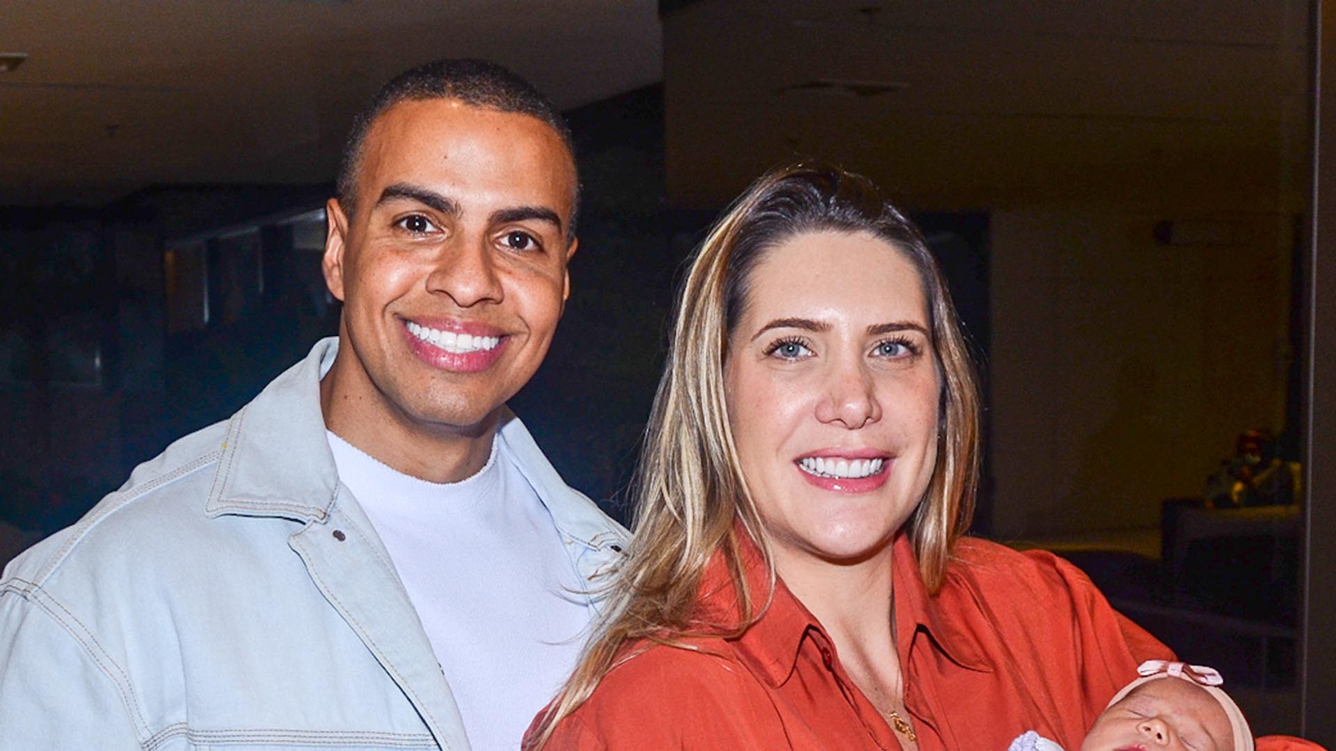 Thiago Oliveira surge com a esposa e a filha na saída da maternidade