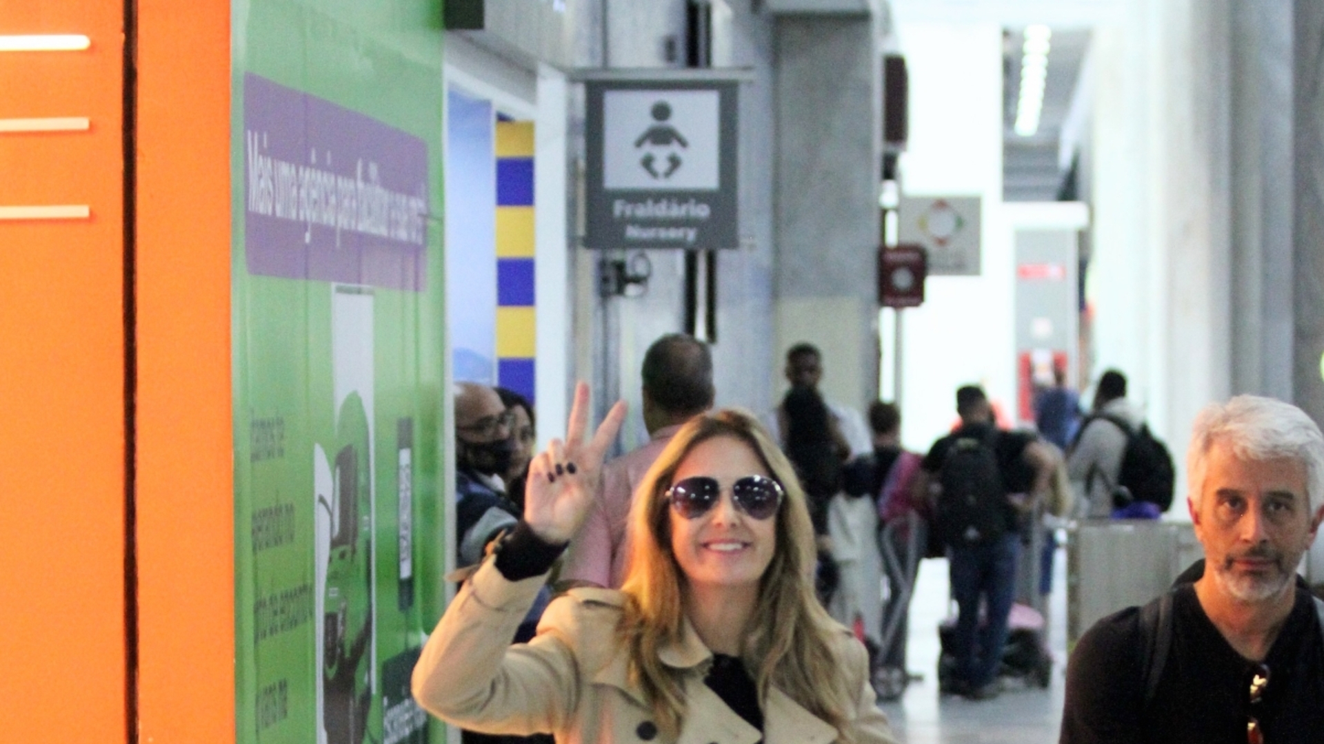 Ticiane Pinheiro esbanja estilo e simpatia ao ser vista em aeroporto