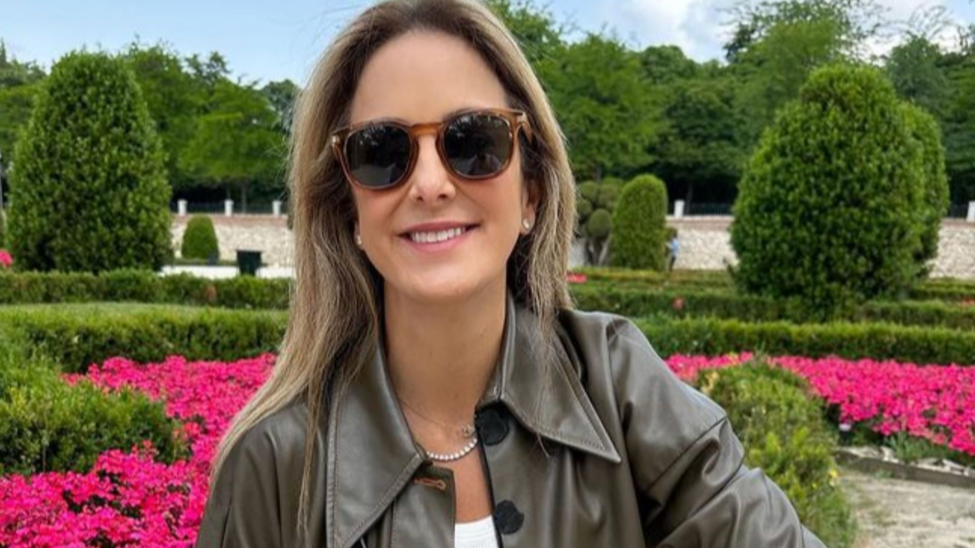 Ticiane Pinheiro exibe pernões em saia decotada: “Maravilhosa!”