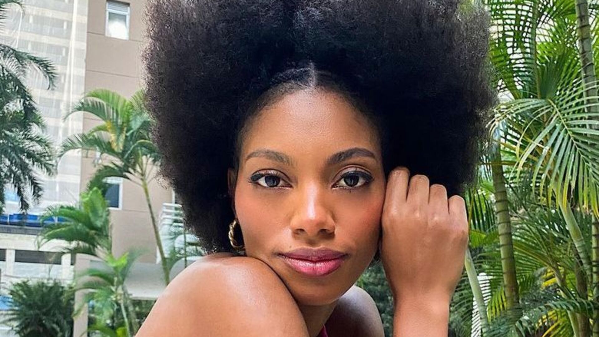 Ex-BBB Tina Calamba recebe chuva de elogios ao posar com look colorido