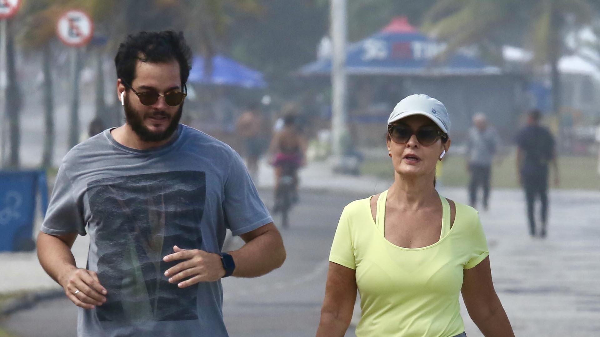 Casal fitness! Fátima Bernardes corre com Túlio Gadelha na orla do Rio de Janeiro