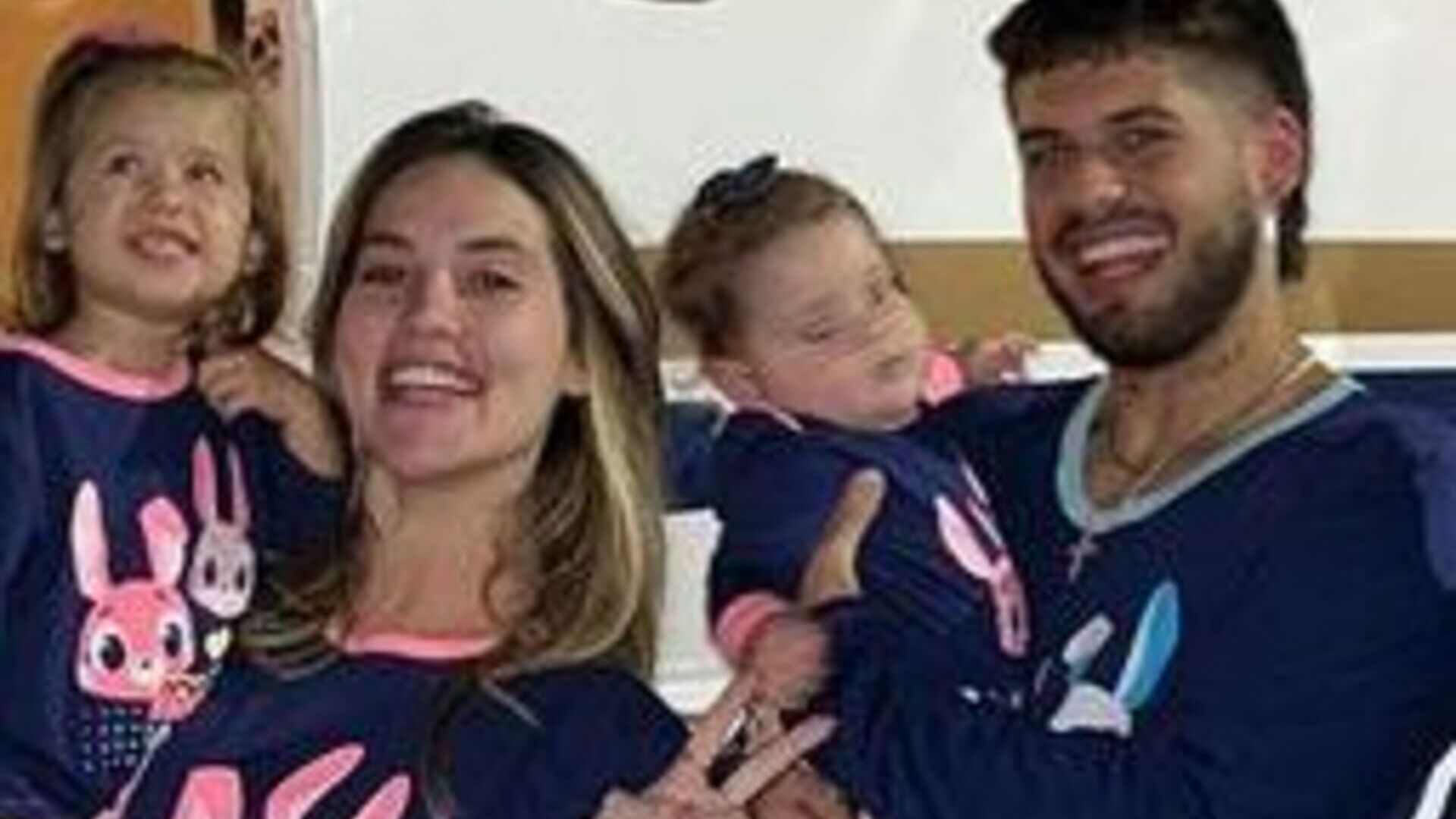 Virginia Fonseca encanta seguidores ao combinar look com filhas e marido