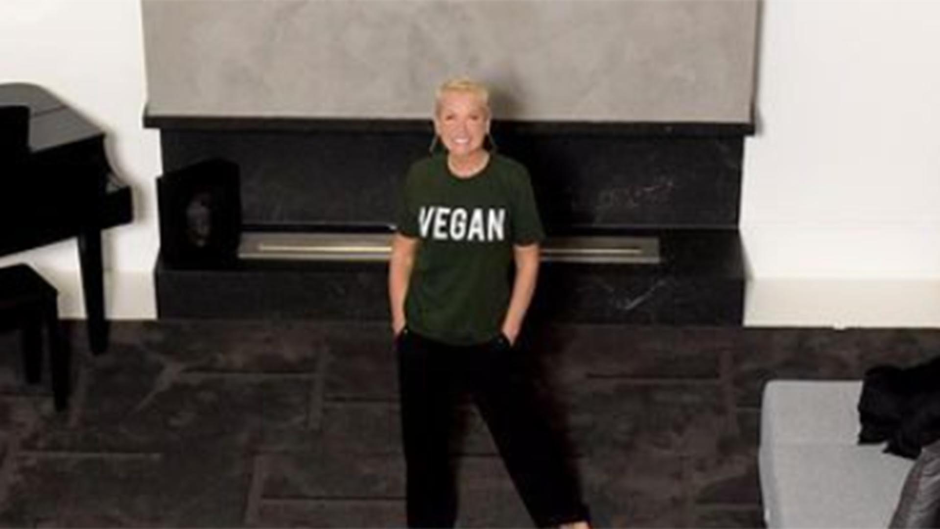 Xuxa Meneghel revela como é a sala de estar de sua nova mansão