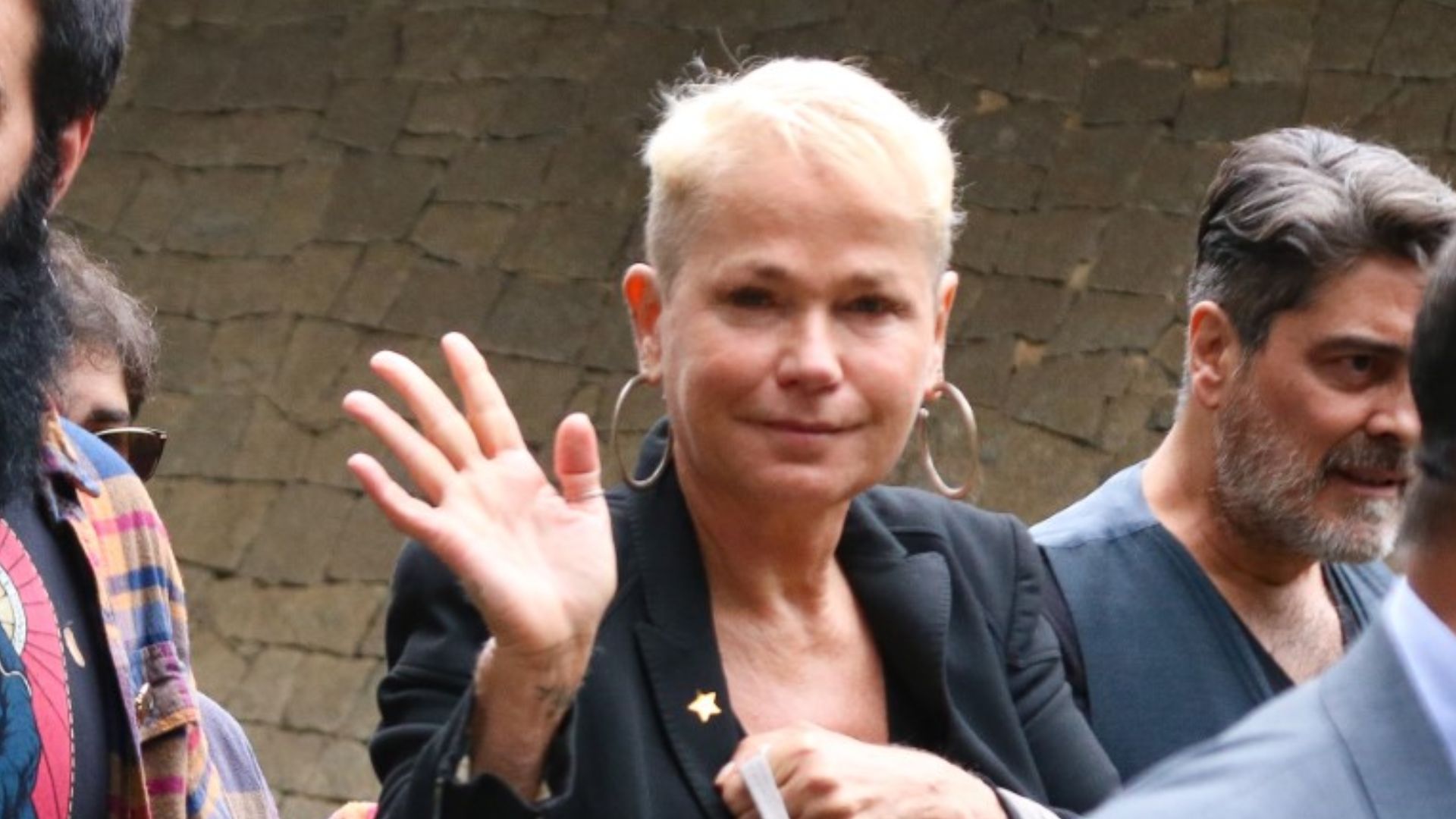 Xuxa se emociona durante velório de Rita Lee: ‘Força’