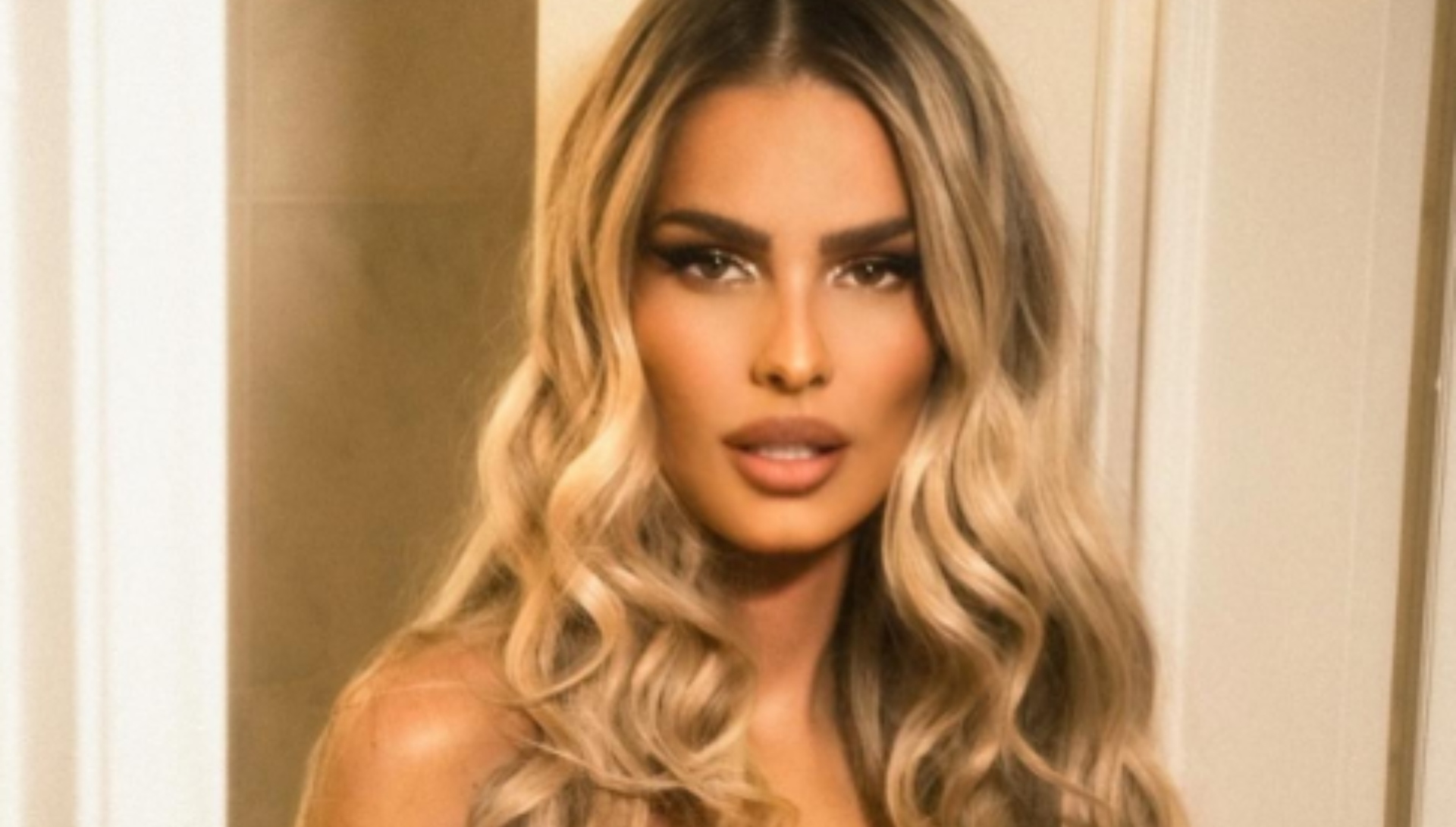 Sem nada, Yasmin Brunet usa toalha para cobrir apenas o necessário