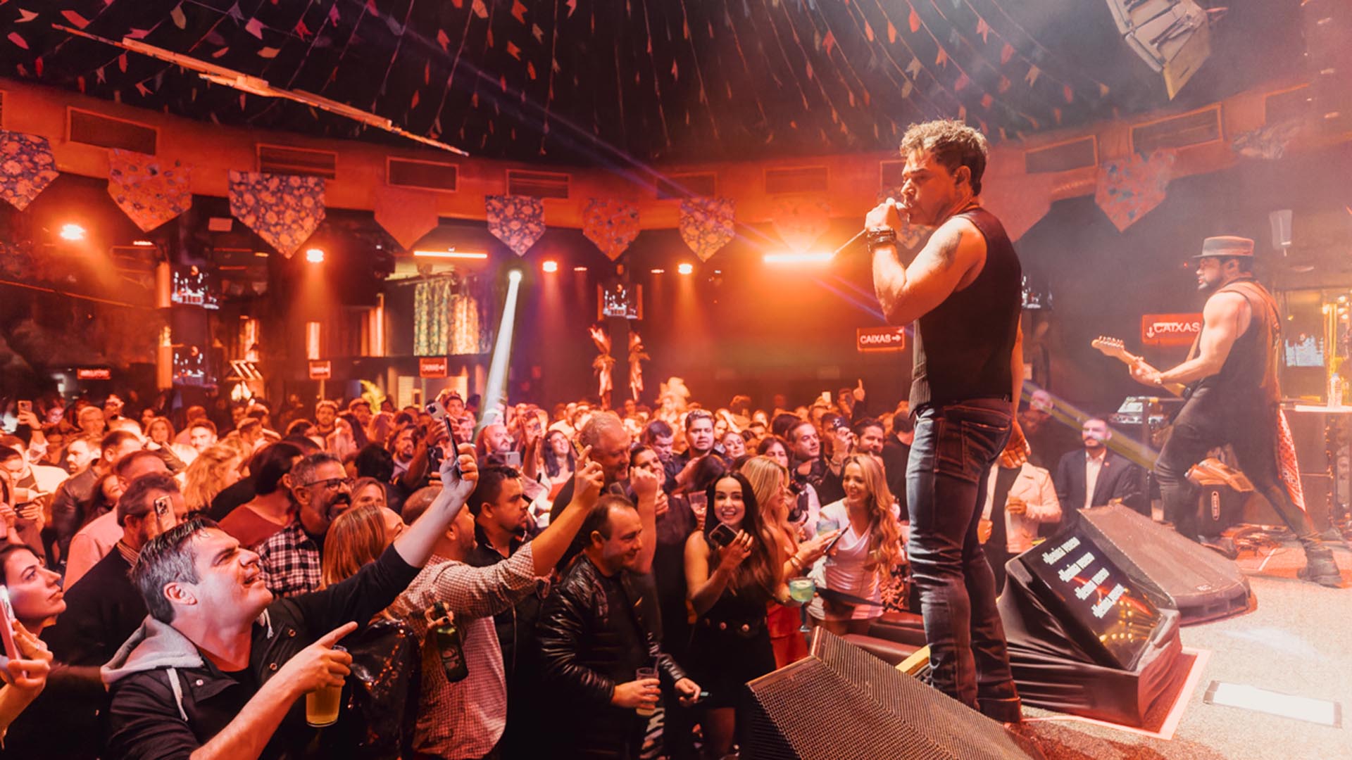 Zezé Di Camargo faz show com ingressos esgotados em São Paulo
