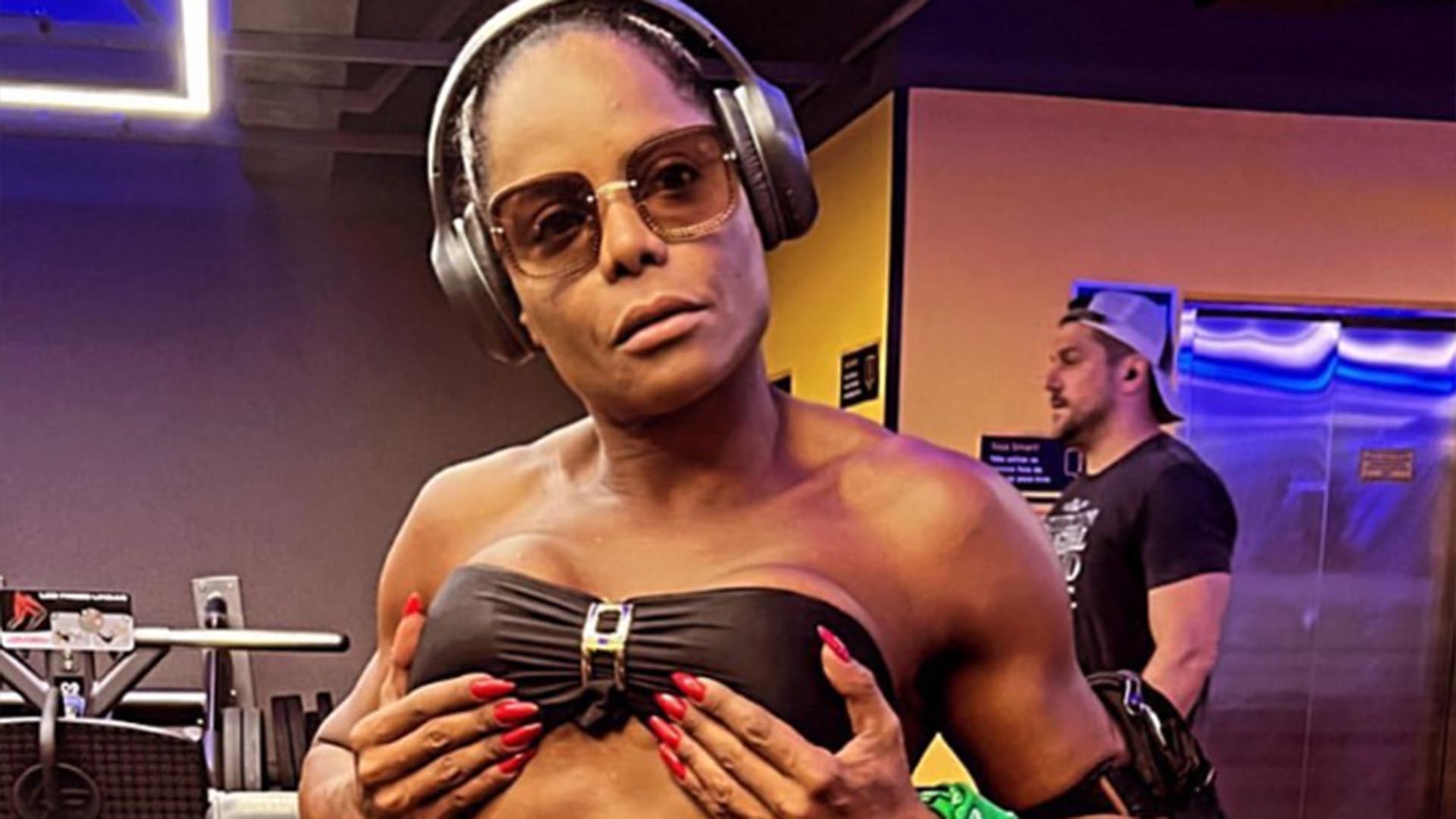 Aos 49 anos, Adriana Bombom exibe a barriga trincada e com gominhos