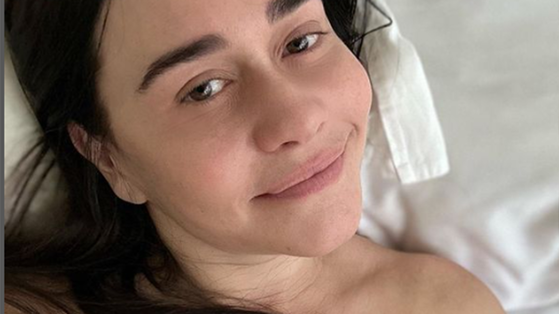 Alessandra Negrini surge enrolada em lençol em foto na cama