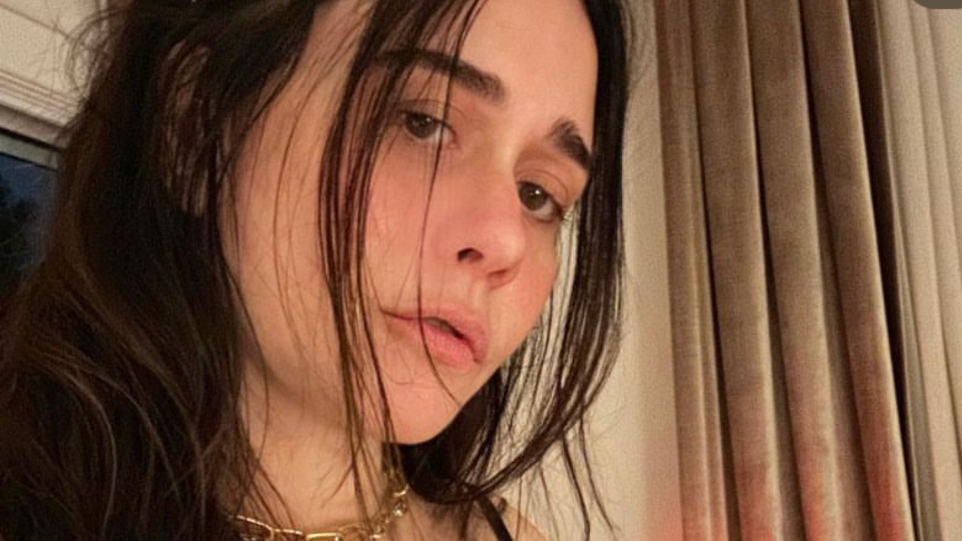 Aos 52 anos, Alessandra Negrini realça decote ao posar de lingerie fio-dental: “Que monumento!”
