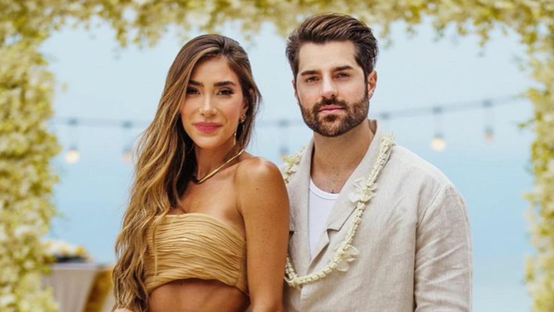 Alok dá beijão em Romana Novais em meio à polêmica com look em casamento