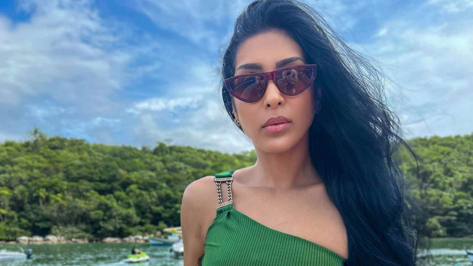 Ex-BBB Amanda Djehdian ostenta corpaço ao surgir de biquíni durante passeio de barco