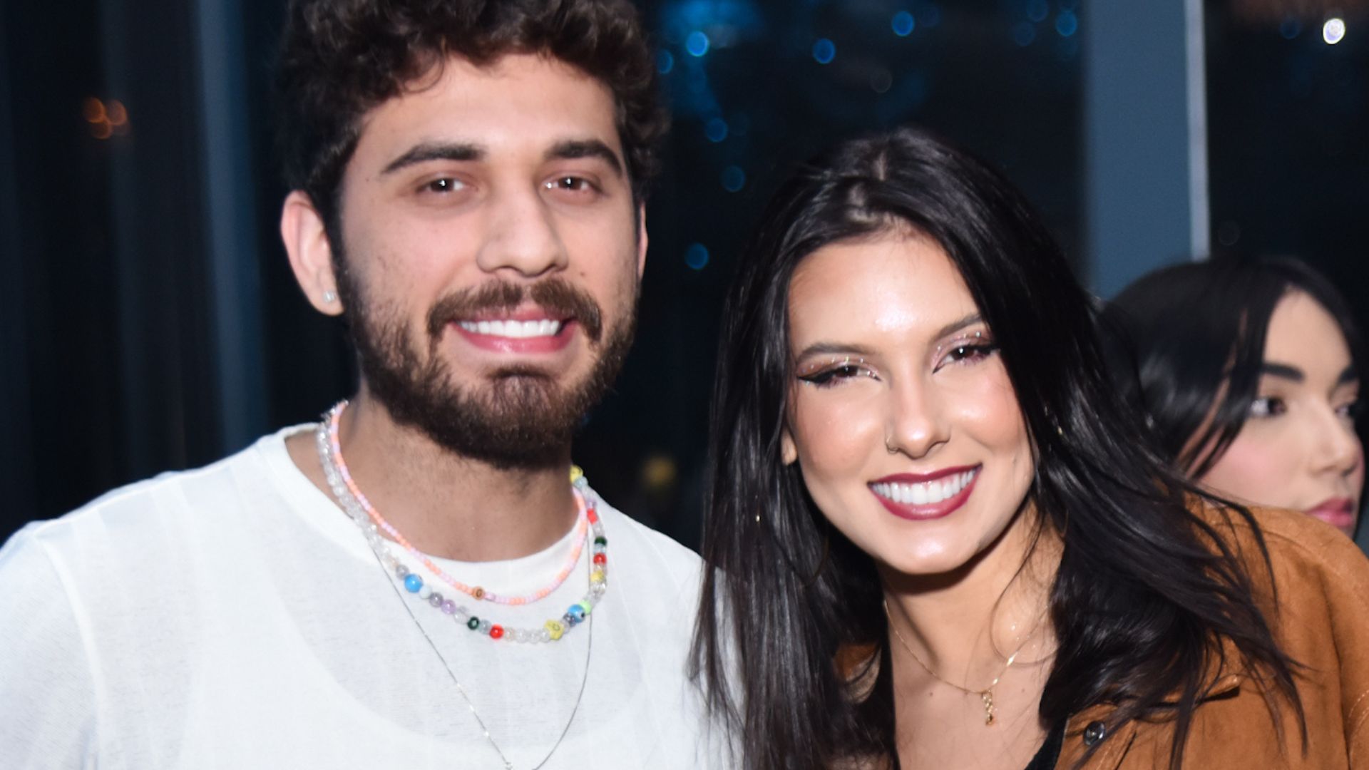 É oficial? De shortinho e top, Ana Castela chega com Gustavo Mioto em festa badalada