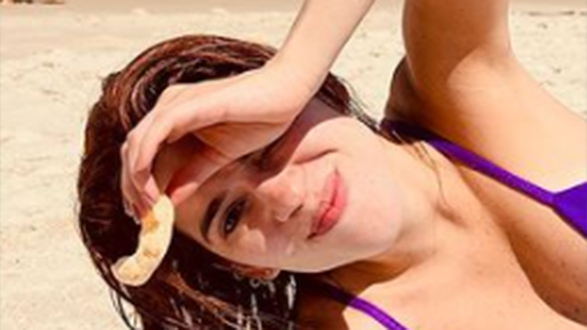 De biquíni fininho, Ana Clara renova o bronzeado em dia na praia