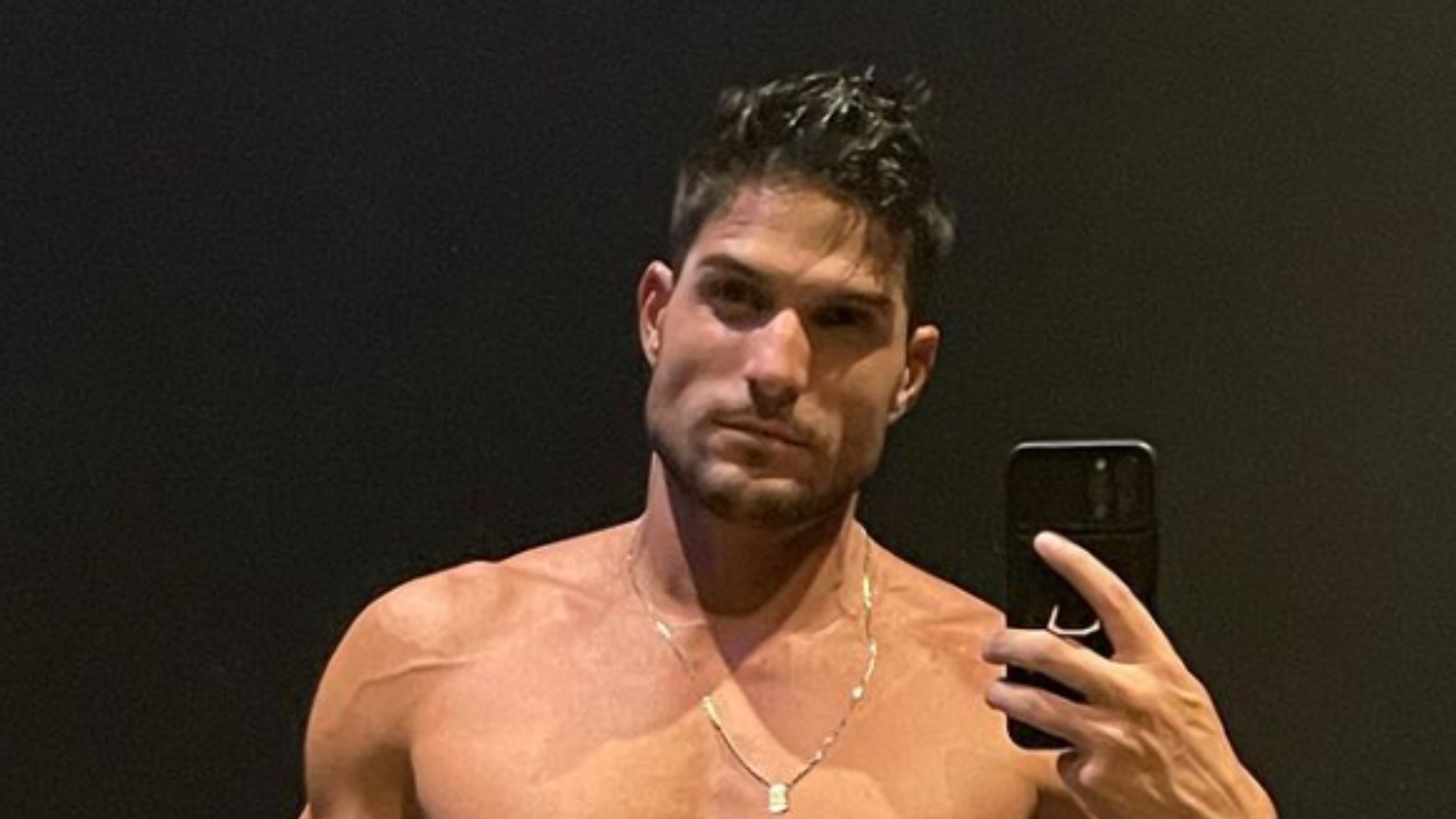 Ex-BBB André Martinelli exibe tanquinho impecável após perder 5 kg