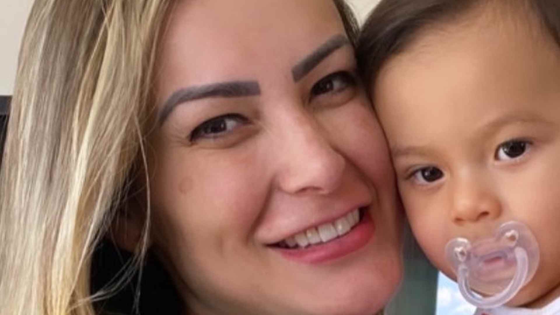 Andressa Urach surge agarradinha com o filho caçula: “Minha vida”