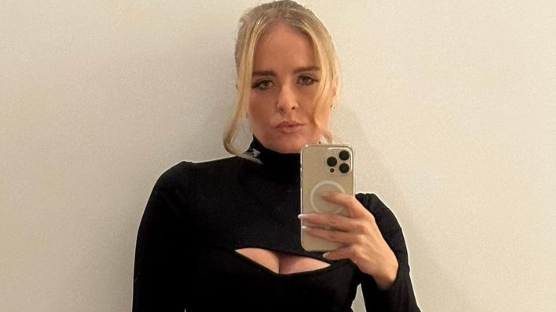 Angélica coloca pinta e decote para jogo em look micro ousado: ”Muito gata”