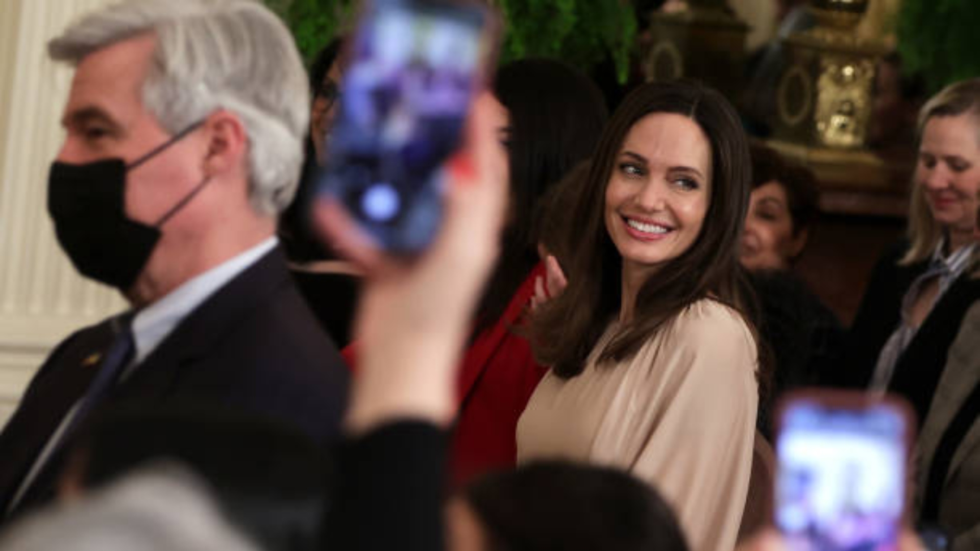 Angelina Jolie estaria vivendo supostamente um novo romance