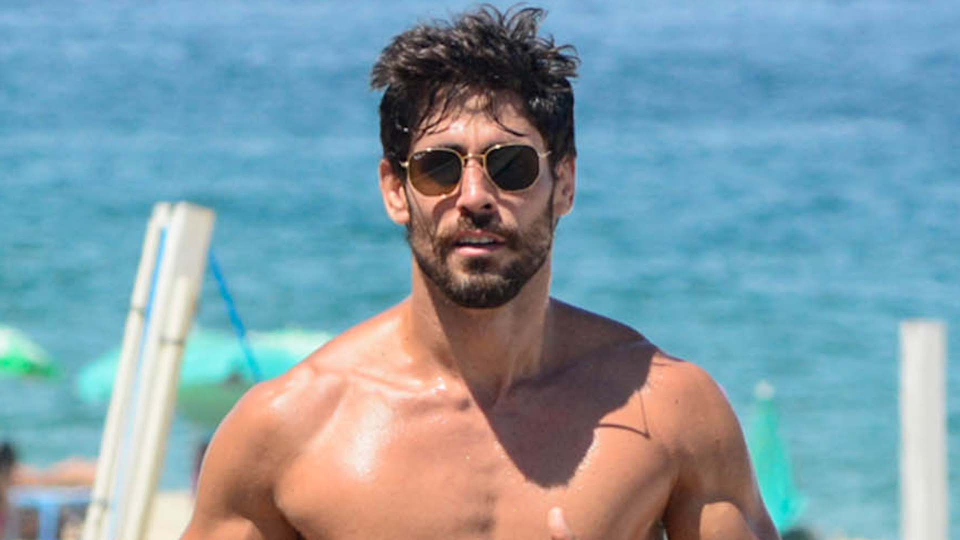 Ex-BBB Cara de Sapato corre sem camisa na orla do Rio de Janeiro