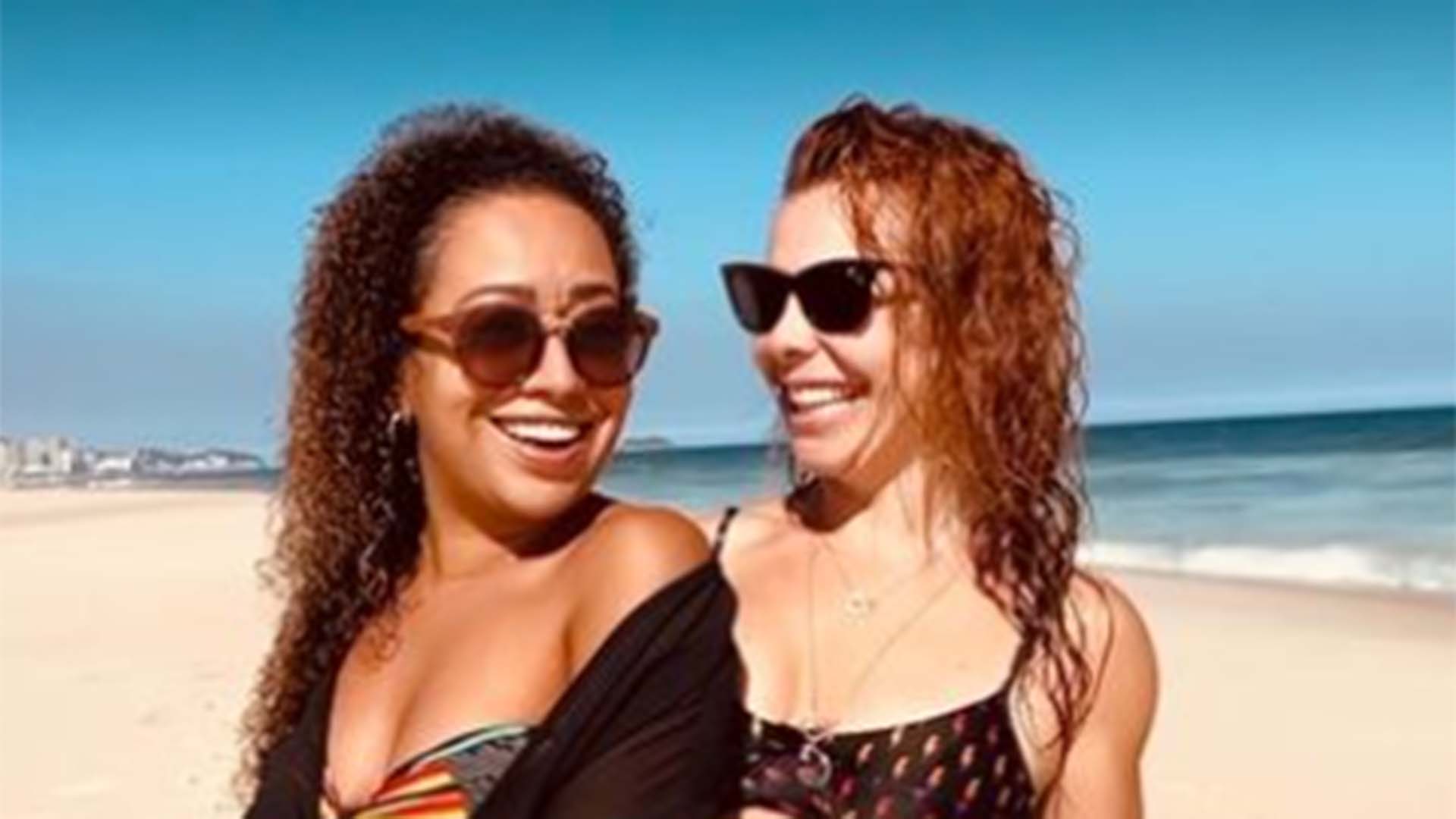 De biquíni, Fernanda Souza curte dia na praia com Aretha Oliveira