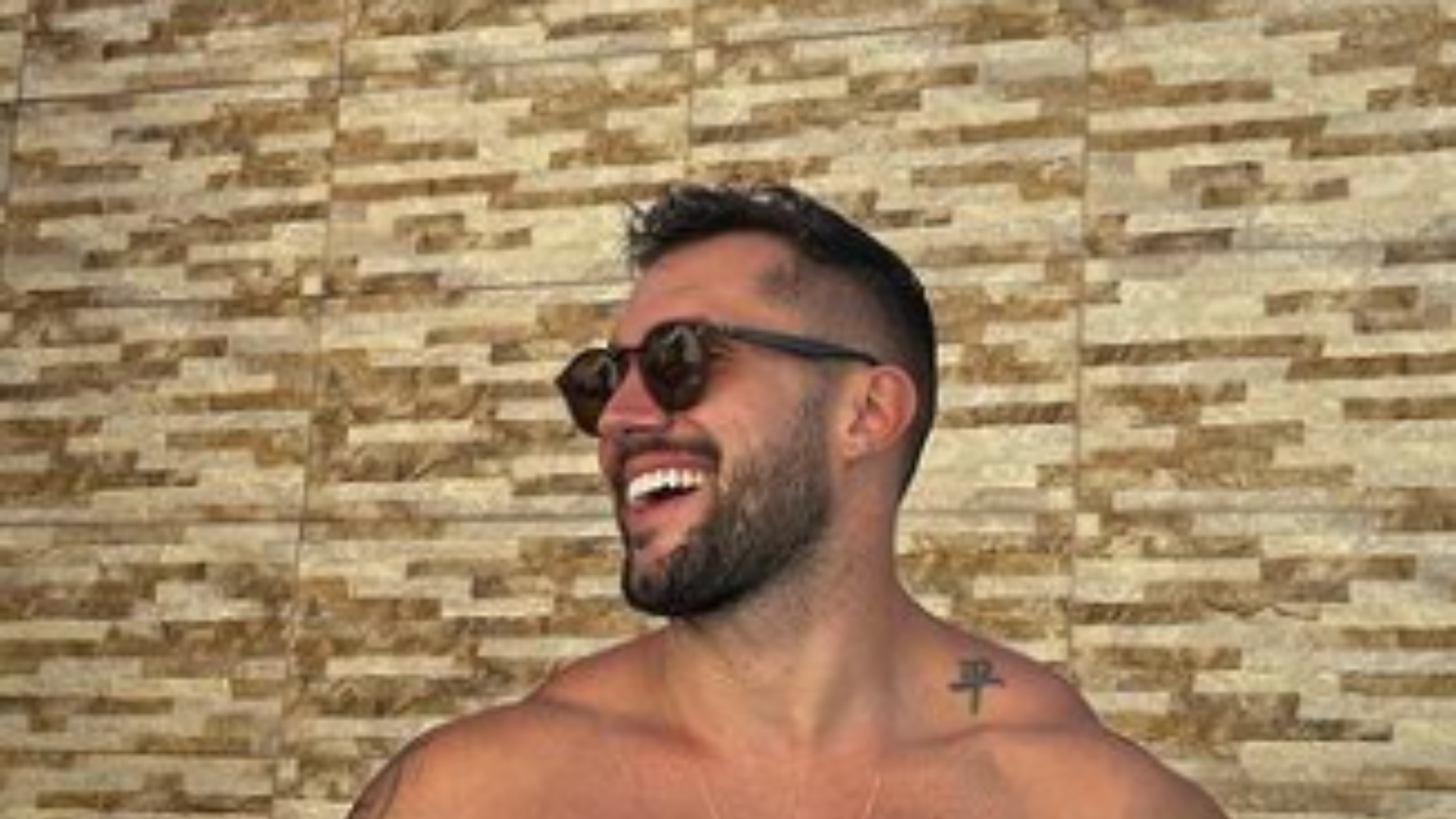 De sunga, Arthur Picoli deixa seguidores animado ao exibir abdômen trincado
