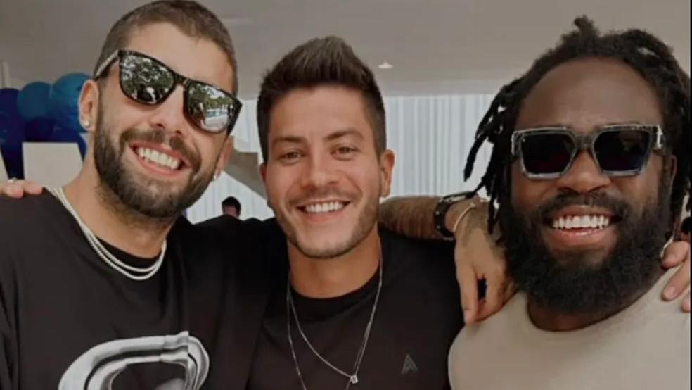 Arthur Aguiar comemora aniversário ao lado de Douglas Silva e Pedro Scooby com churrasco